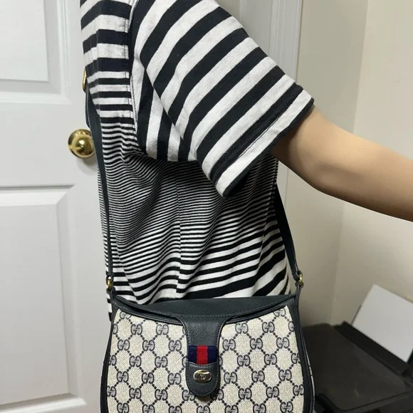 Gucci Shoulder Bag - Picture 7 of 10